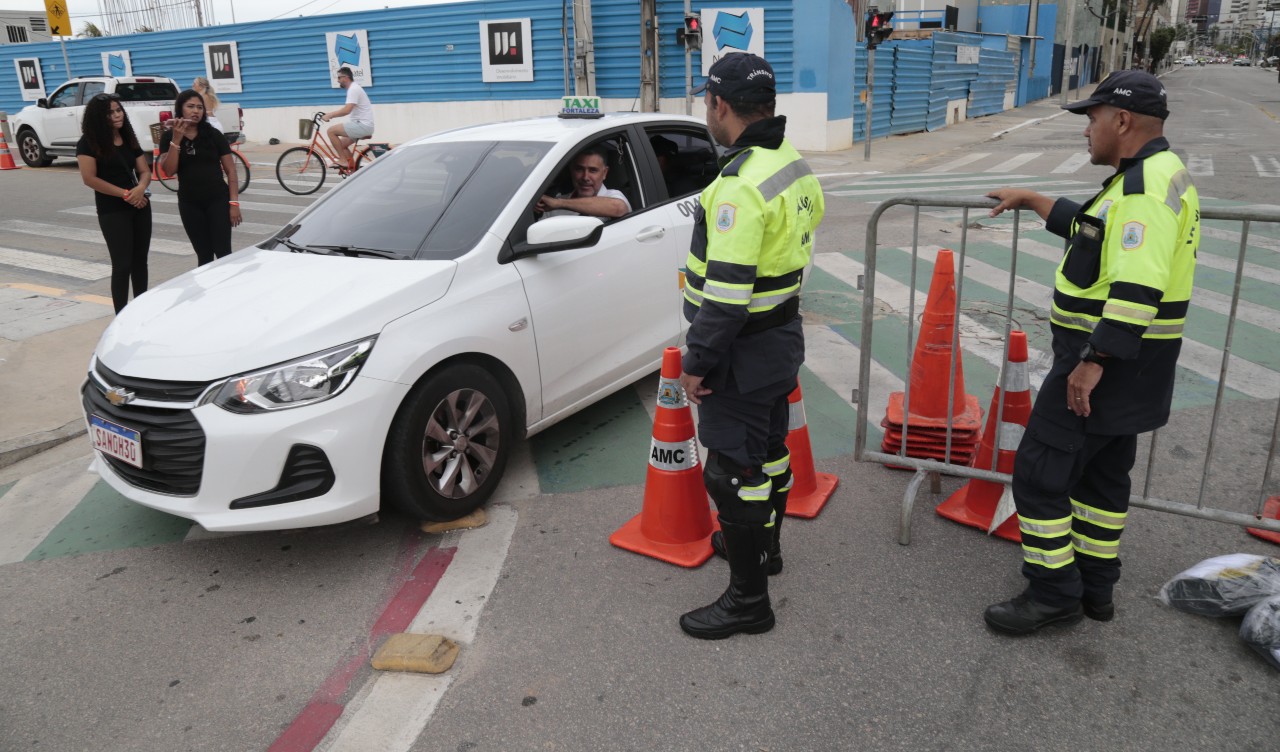 agentes da AMC conversam com motorista